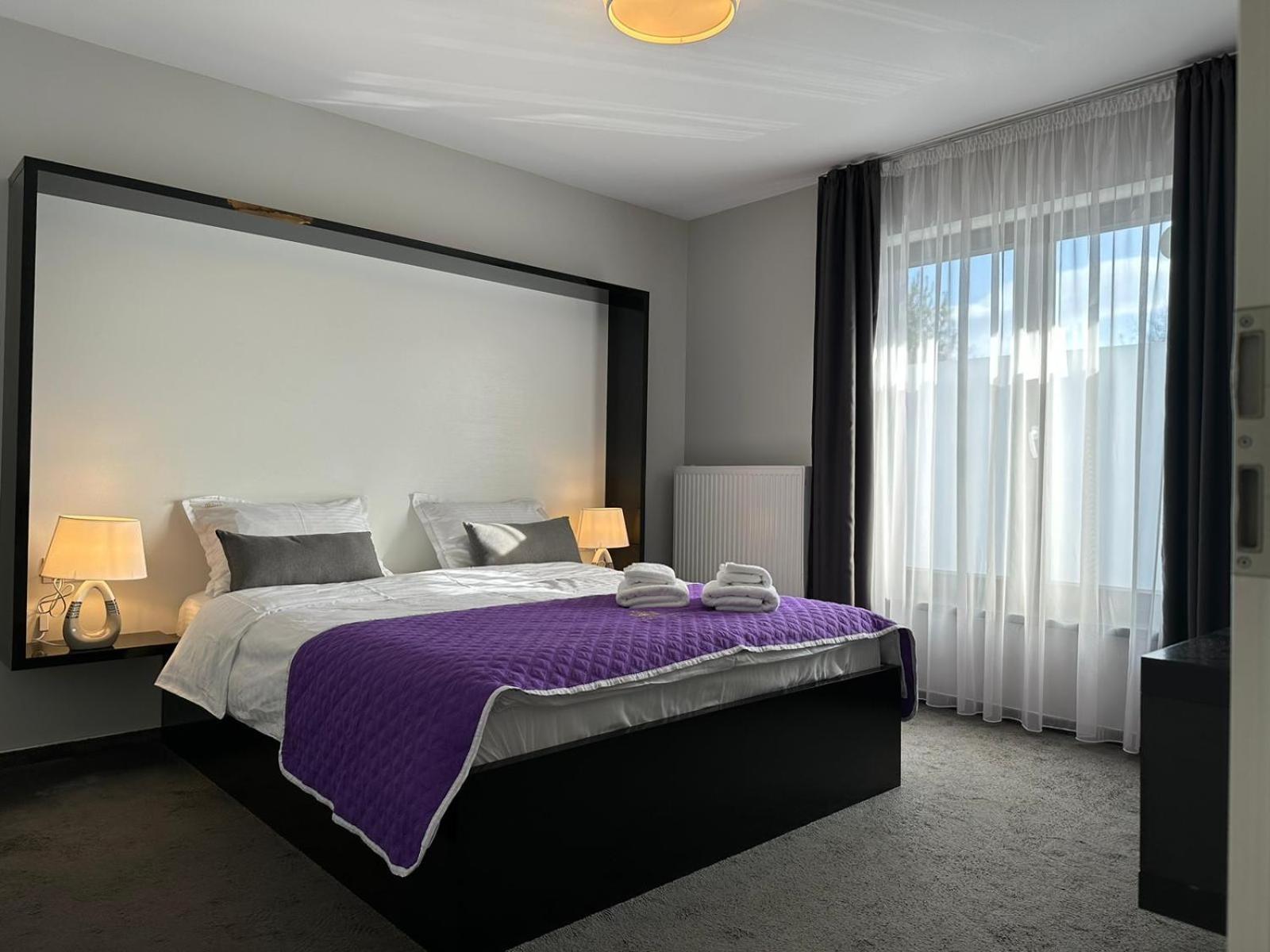 Luxury Glam Apartments & Studios Near Coresi Mall Брашов Экстерьер фото