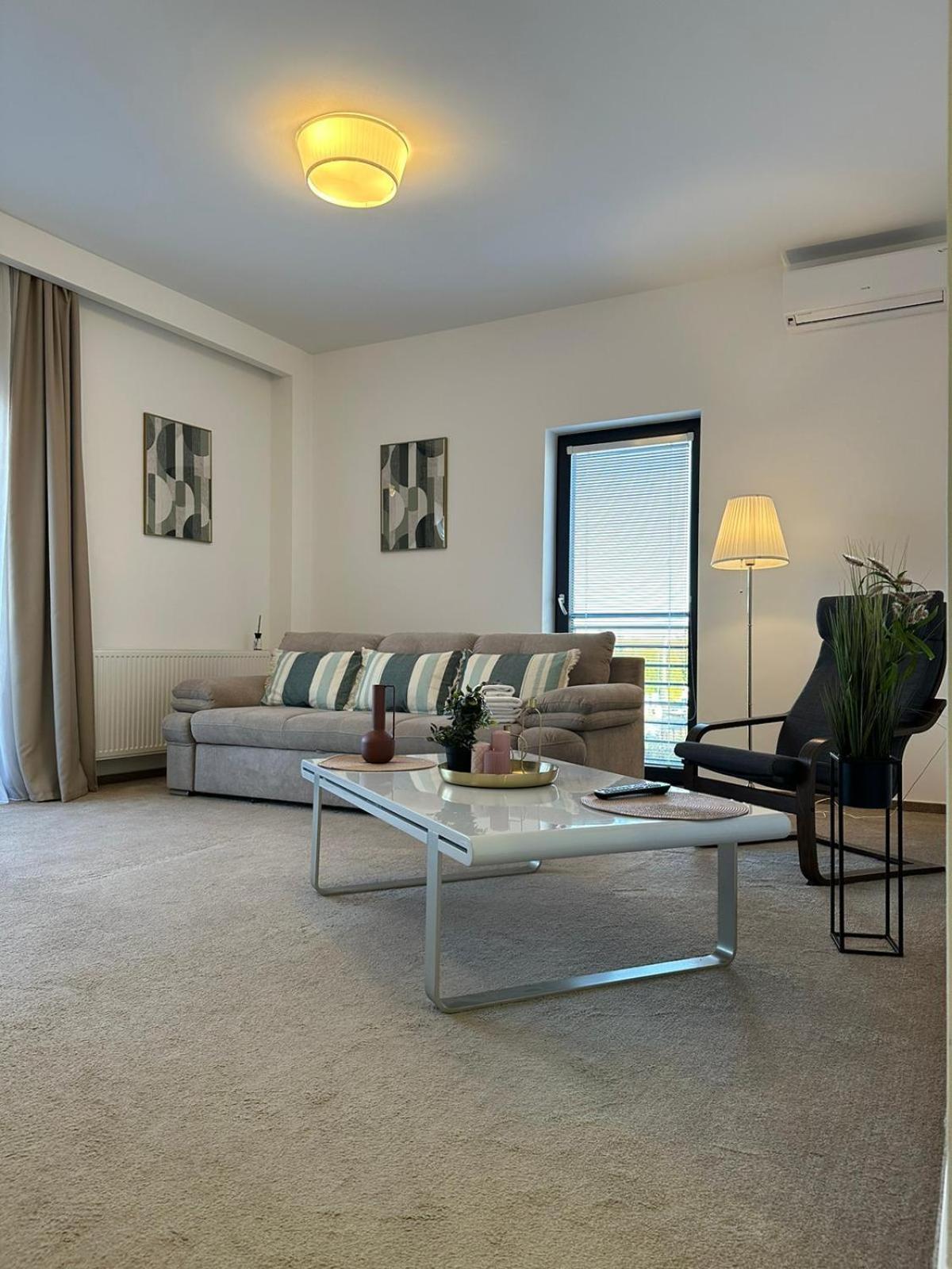 Luxury Glam Apartments & Studios Near Coresi Mall Брашов Экстерьер фото