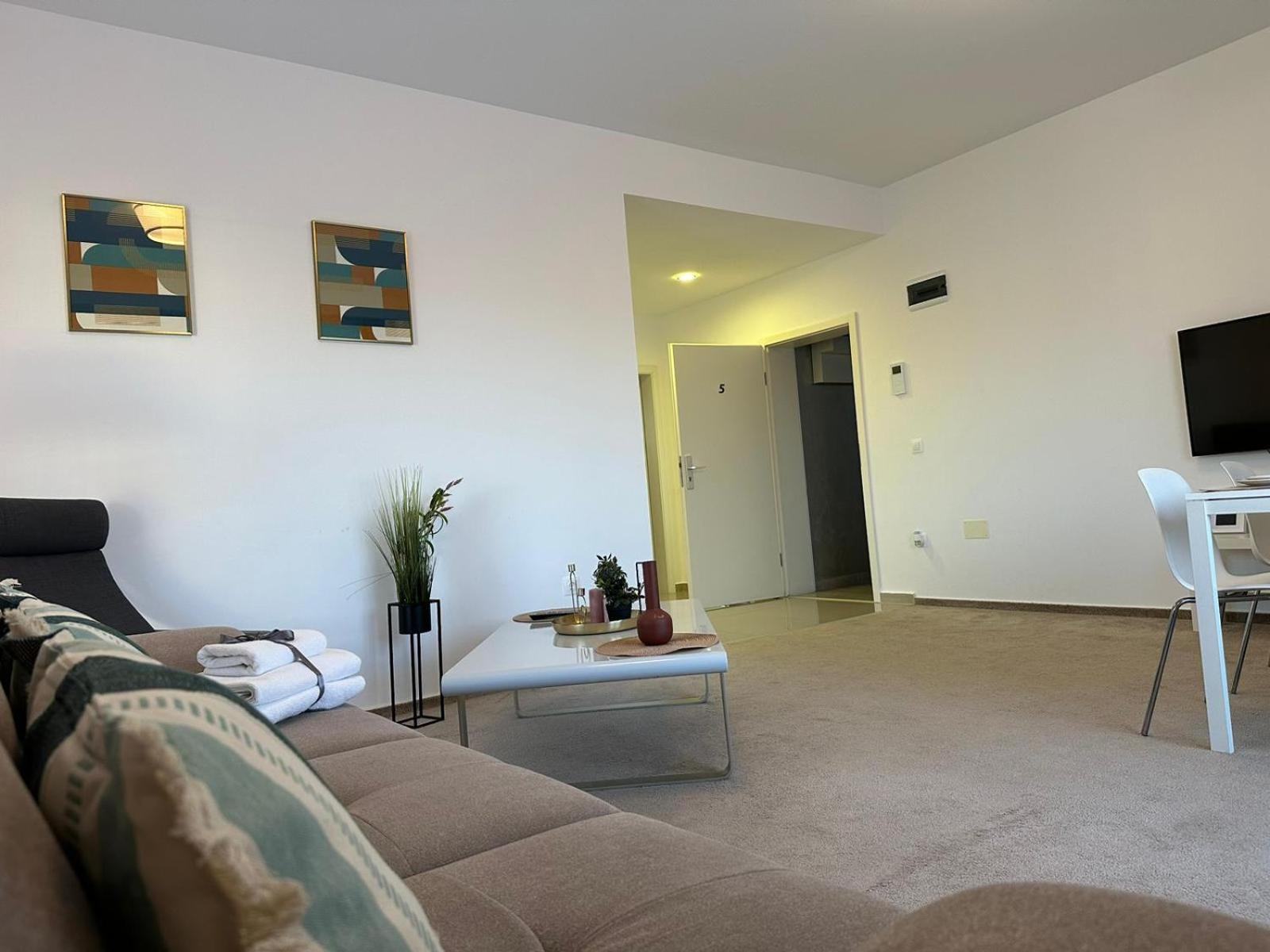 Luxury Glam Apartments & Studios Near Coresi Mall Брашов Экстерьер фото